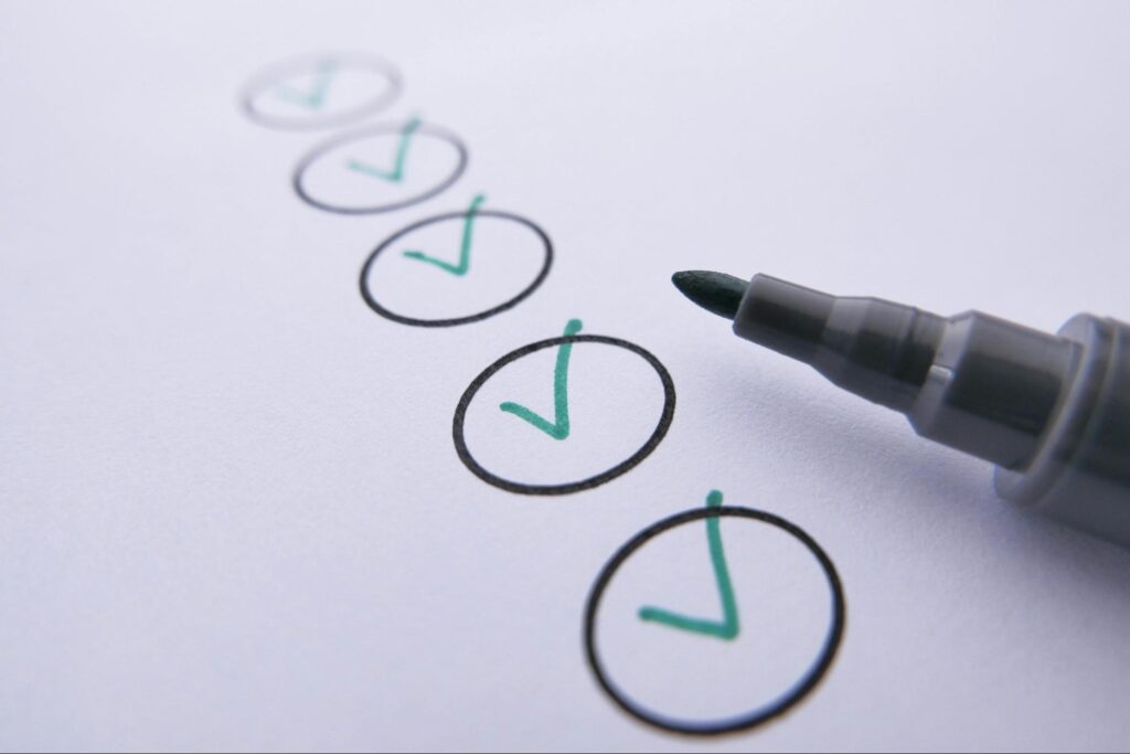 A checklist with 5 circles checked off, representing the 5 aspects of a good financial planning specialist.